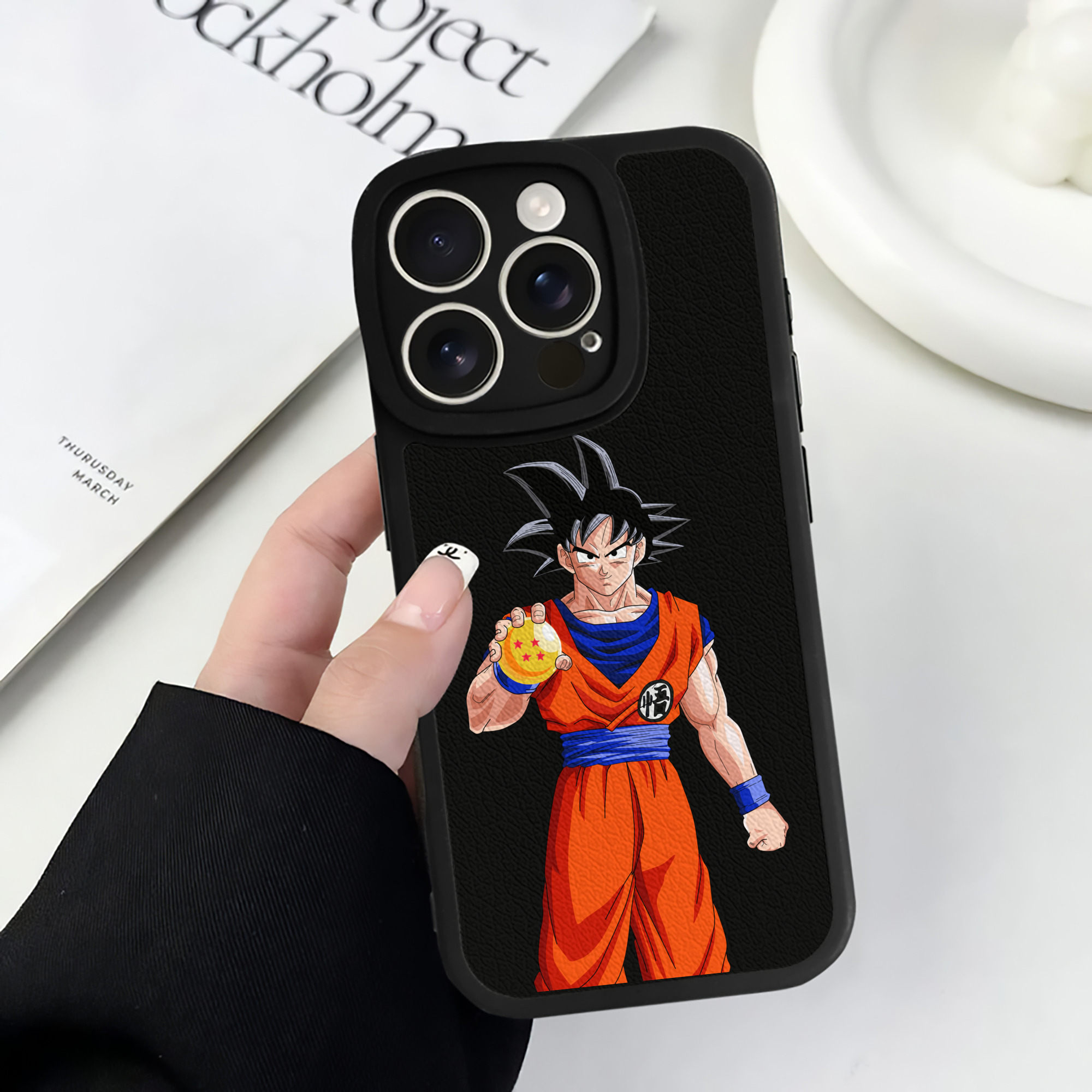 （画像用） ドラゴンボール 孫悟空（そん ごくう）Son Goku カカロット DRAGON BALL Kakarotto 【iPhone 16シリーズ対応】シリコンスマホケース（レザー調） 材質：シリコン